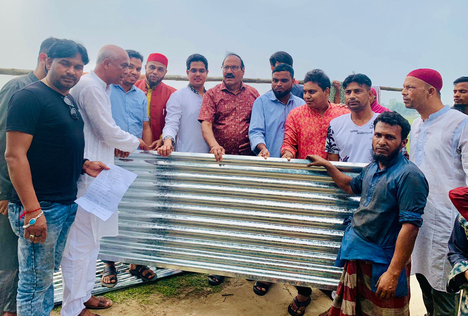 ঝড়ে ক্ষতিগ্রস্ত ১৫ টি পরিবারে ঢেউটিন বিতরণ করলেন জাকির