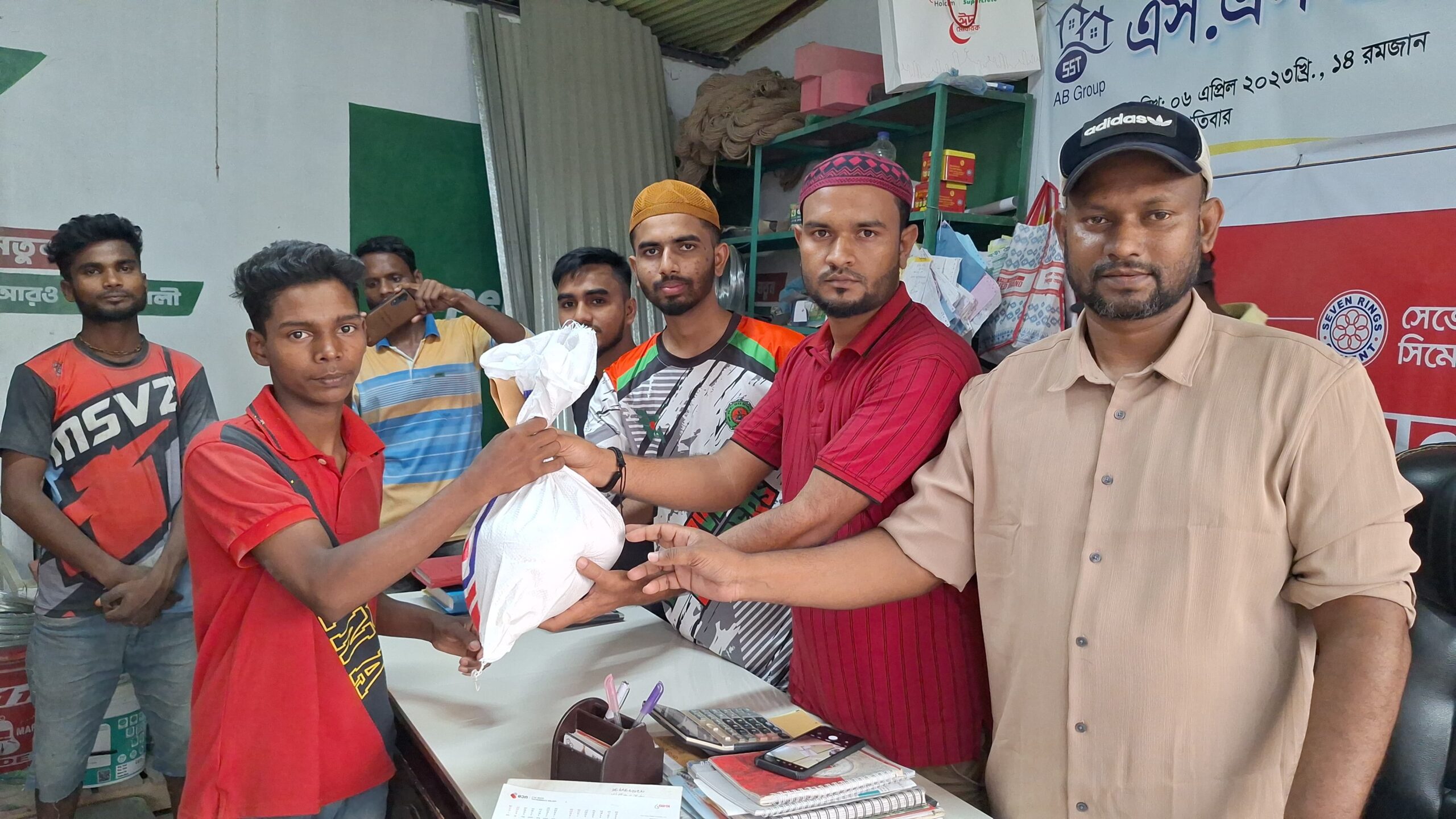 জুড়ীতে ইদ সামগ্রী বিতরণ করলেন সাংবাদিক বাছিত